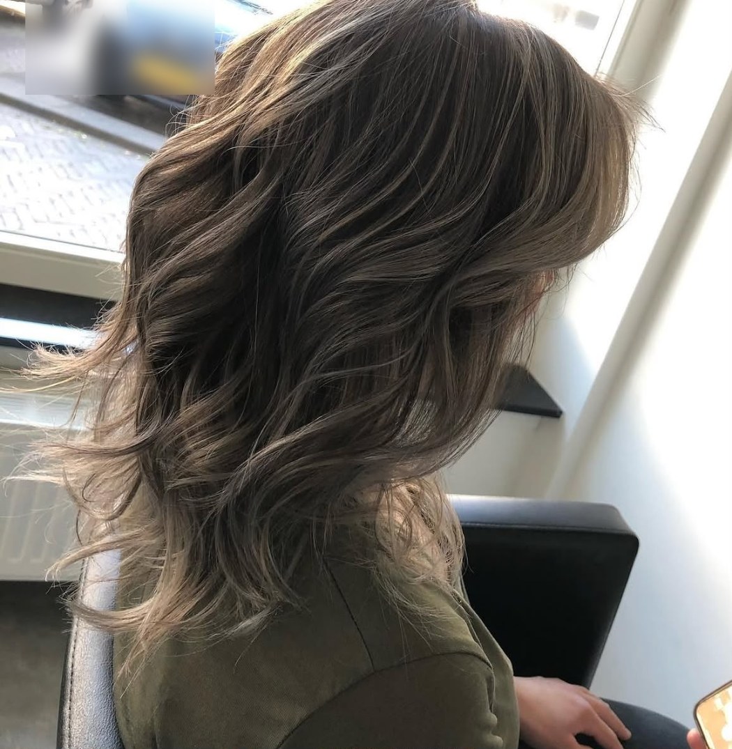 Dameskapsel met balayage en losse krullen